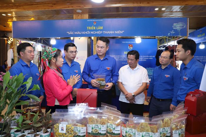 Các đại biểu tham quan khu vực quảng bá sản phẩm của Cuộc thi "Dự án khởi nghiệp thanh niên nông thôn". Ảnh: BTC