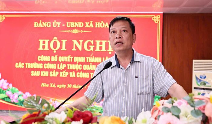 Phó Bí thư Đảng ủy, Chủ tịch UBND xã Hòa Xá Dương Tuấn Anh phát biểu tại hội nghị. Ảnh: Thanh Hằng