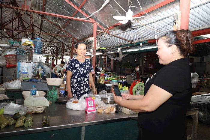 Nhiều người dân xã Phúc Sơn sử dụng điện thoại thông minh để mua hàng. Ảnh: Kim Nhuệ
