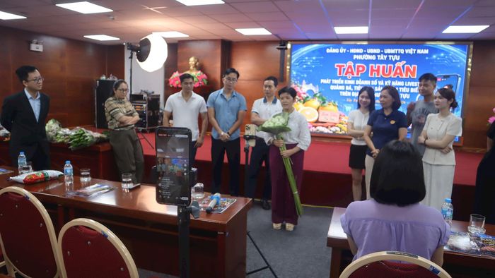 Các học viên thực hành livestream bán hàng. Ảnh: PV