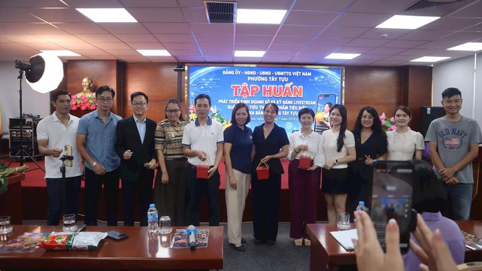 Ban tổ chức trao quà cho học viên xuất sắc. Ảnh: PV