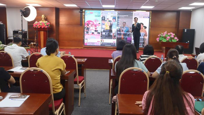 Chuyên gia hướng dẫn học viên livestream bán hàng. Ảnh: PV
