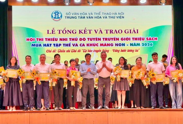 Trao giải Nhì cho các đội tuyển. Ảnh: Thụy Du