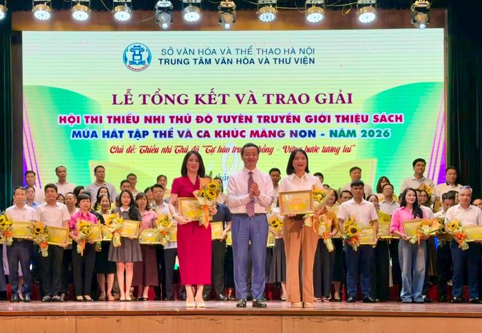 Trao giải Nhất cho đội tuyển xã Thư Lâm và đội tuyển phường Bạch Mai. Ảnh: Thụy Du