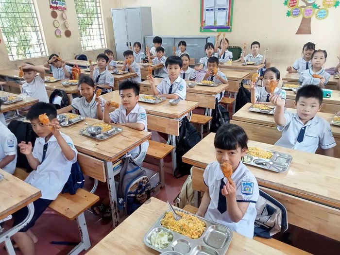 Bảo đảm an toàn thực phẩm tại bếp ăn bán trú là yêu cầu được các trường học chú trọng trước năm học mới. Ảnh: Mai Khôi.
