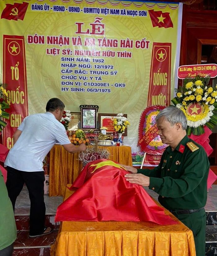 Đại tá, cựu chiến binh Trần Tường Huấn tại lễ đón nhận và an táng hài cốt liệt sĩ Nguyễn Hữu Thìn về quê nhà (xã Ngọc Sơn, tỉnh Nghệ An) năm 2024. Ảnh: NVCC