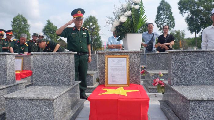 Đại tá, cựu chiến binh Trần Tường Huấn viếng mộ đồng đội - các liệt sĩ Trung đoàn 1, Quân khu 9 được xác định danh tính trên bia mộ, tháng 3-2026. Ảnh: NVCC