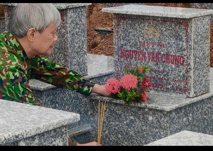 Nguyên Tiểu đội trưởng Trần Tường Huấn bên phần mộ liệt sĩ Nguyễn Văn Chung (Hà Nội) thuộc đơn vị Đại đội 2, Tiểu đoàn 309, Trung đoàn 1-U Minh, Quân khu 9, được tìm, giám định ADN tháng 10-2022. Ảnh: NVCC