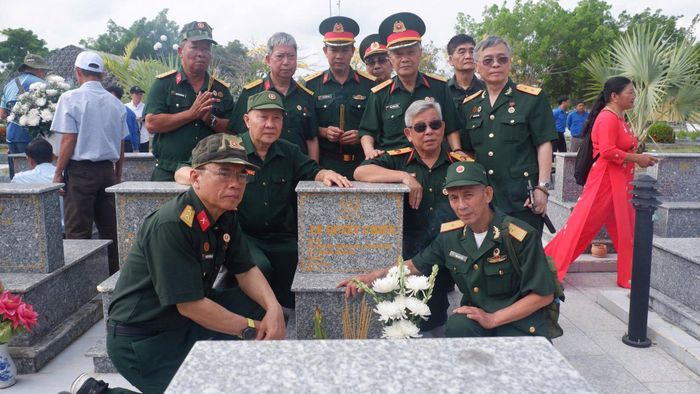 Các cực chiến binh Trung đoàn 1-U Minh, Quân khu 9 viếng mộ đồng đội. Ảnh: Vũ Tùng