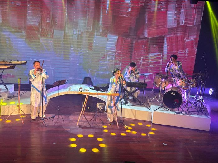 Chương trình giới thiệu những thanh âm của đàn bầu, đàn tranh kết hợp âm nhạc đương đại. Ảnh: Hoàng Lân
