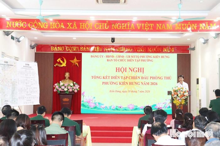 Bí thư Đảng ủy, Chủ tịch HĐND, Trưởng Ban Tổ chức diễn tập Nguyễn Tiến Quyết phát biểu tại hội nghị. Ảnh: Tuấn Điệp