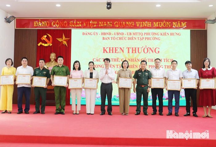 Khen thưởng các tập thể và cá nhân. Ảnh: Tuấn Điệp