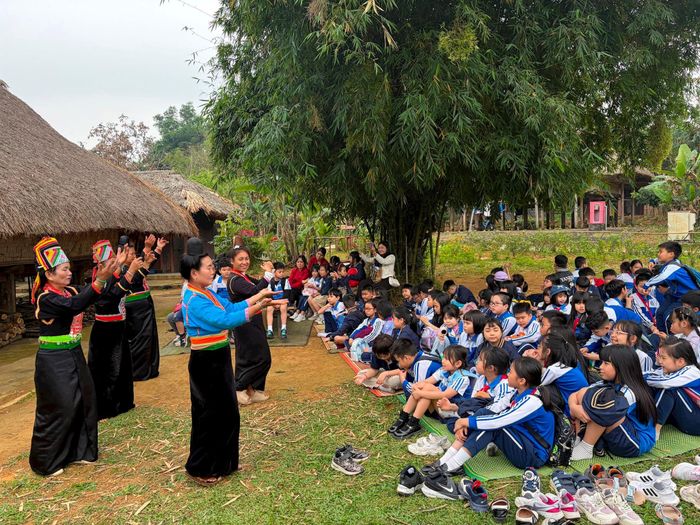 Ngoài ra, du khách còn được khám phá, tìm hiểu nét văn hóa của nhiều đồng bào dân tôc tại Làng. Ảnh: H.L