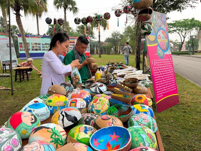 Các sản phẩm thủ công mỹ nghệ được giới thiệu tại Làng. Ảnh: H.L