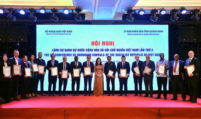 Trao tặng Thư khen cho các Lãnh sự danh dự có nhiều đóng góp cho công tác đối ngoại của Việt Nam. Ảnh: Bộ Ngoại giao cung cấp