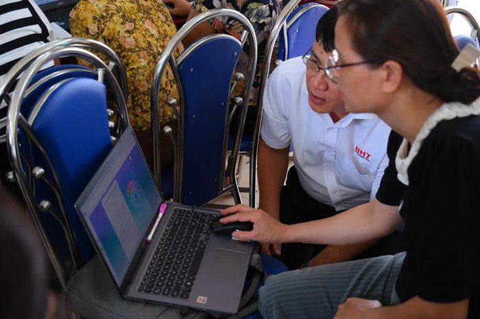 TS. Kiều Thàn h Chung trực tiếp hướng dẫn học viên sử dụng AI và các nền tảng số, giúp người dân tự tin ứng dụng công nghệ vào cuộc sống. Ảnh: NVCC