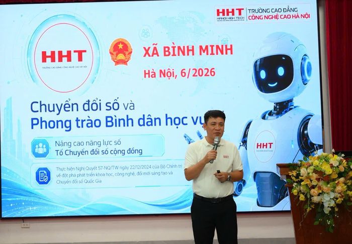 TS. Kiều Thành Chung, Trưởng khoa Công nghệ thông tin, Trường Cao đẳng công nghệ cao Hà Nội chia sẻ về AI và kỹ năng số với cán bộ, người dân tại cơ sở. Ảnh: NVCC