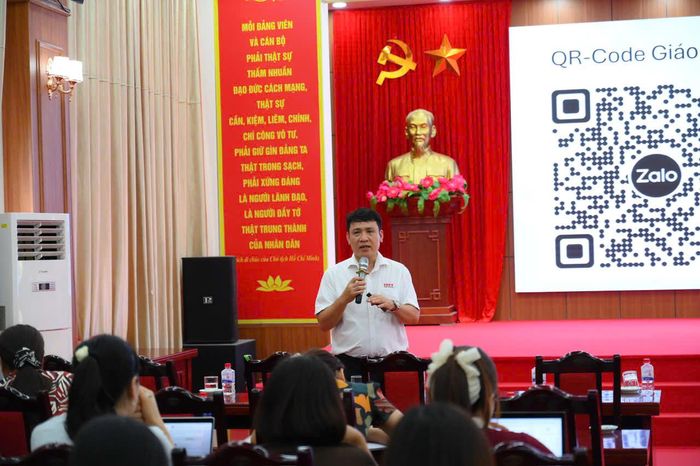 Từ những lớp "Bình dân học vụ số", AI và kỹ năng số đang đến gần hơn với người dân, góp phần thu hẹp khoảng cách số và thúc đẩy chuyển đổi số từ cơ sở. Ảnh: NVCC