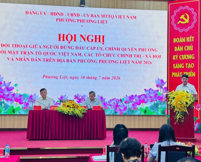 Bí thư Đảng ủy, Chủ tịch HĐND phường Phương Liệt Nguyễn Minh Tiến trao đổi tại hội nghị. Ảnh: ND