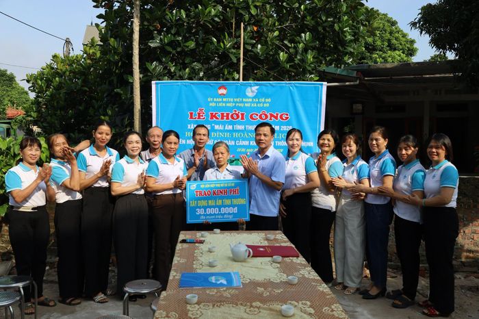 Trao kinh phí hỗ trợ cho gia đình bà Hoàng Thị Lịch. Ảnh: Hồng Đạt