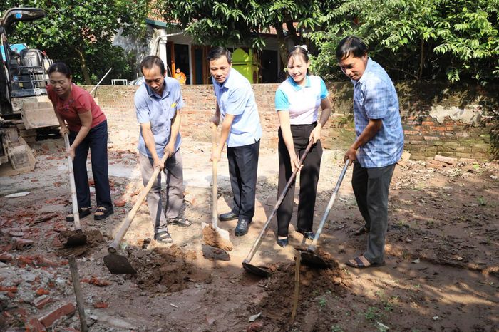 Lễ khởi công xây dựng "Mái ấm tình thương" cho gia đình bà Hoàng Thị Lịch. Ảnh: Hồng Đạt