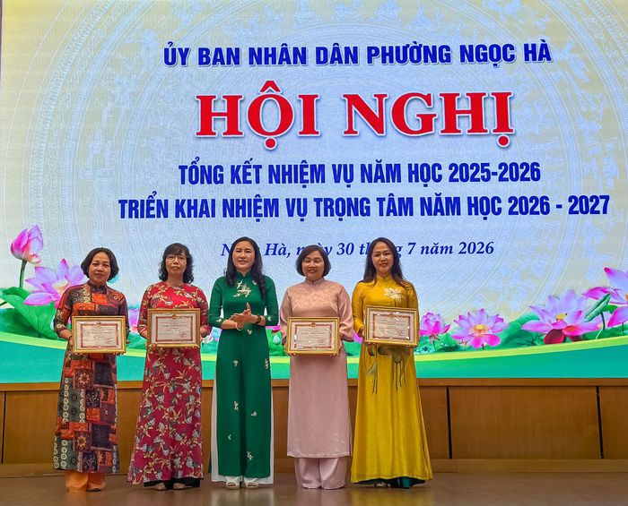 Bí thư Đảng ủy phường Ngọc Hà Đỗ Thị Lan Hương trao Giấy khen Danh hiệu “Tập thể lao động tiến tiến” cho 4 đơn vị trên địa bàn phường. Ảnh: PV