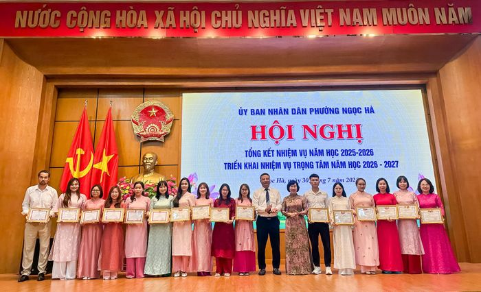 Lãnh đạo phường Ngọc Hà trao Giấy khen cho các cá nhân đạt thành tích cao trong các Kỳ thi, Cuộc thi cấp Quốc gia, Thành phố năm học 2025-2026. Ảnh: PV