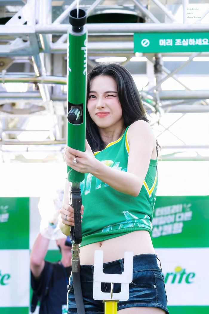  Bên cạnh hoạt động cùng aespa, Karina có độ phủ sóng cao trong lĩnh vực quảng cáo và thời trang. Màn xuất hiện tại Waterbomb tiếp tục giúp nữ ca sĩ thu hút sự chú ý, khi loạt ảnh cận gương mặt và khoảnh khắc giao lưu bằng súng nước được chia sẻ rộng rãi sau sự kiện. 