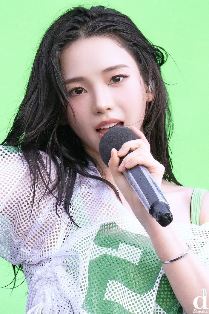  Trưởng nhóm aespa lựa chọn trang phục tông xanh nổi bật, phối áo lưới trắng và quần họa tiết cá tính. Thiết kế năng động, phù hợp không khí lễ hội mùa hè, đồng thời tôn lên vóc dáng săn chắc và phong cách khỏe khoắn của nữ ca sĩ. 