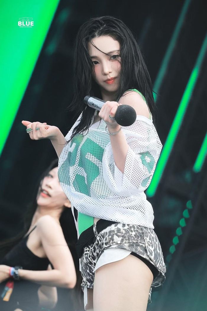 Nhan sắc của Karina nhiều lần trở thành chủ đề bàn luận trên mạng xã hội. Gương mặt với các đường nét rõ nét khiến cô được người hâm mộ gọi là “mỹ nhân AI”, gợi liên tưởng đến nhân vật đồ họa mà aespa theo đuổi từ những ngày đầu ra mắt. 