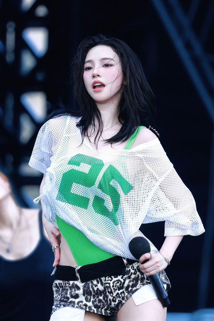  Karina sinh năm 2000, ra mắt cùng aespa vào năm 2020 dưới sự quản lý của SM Entertainment. Với vai trò trưởng nhóm, cô góp mặt trong loạt ca khúc tạo dấu ấn của nhóm như Next Level, Savage, Spicy, Supernova và Armageddon. 