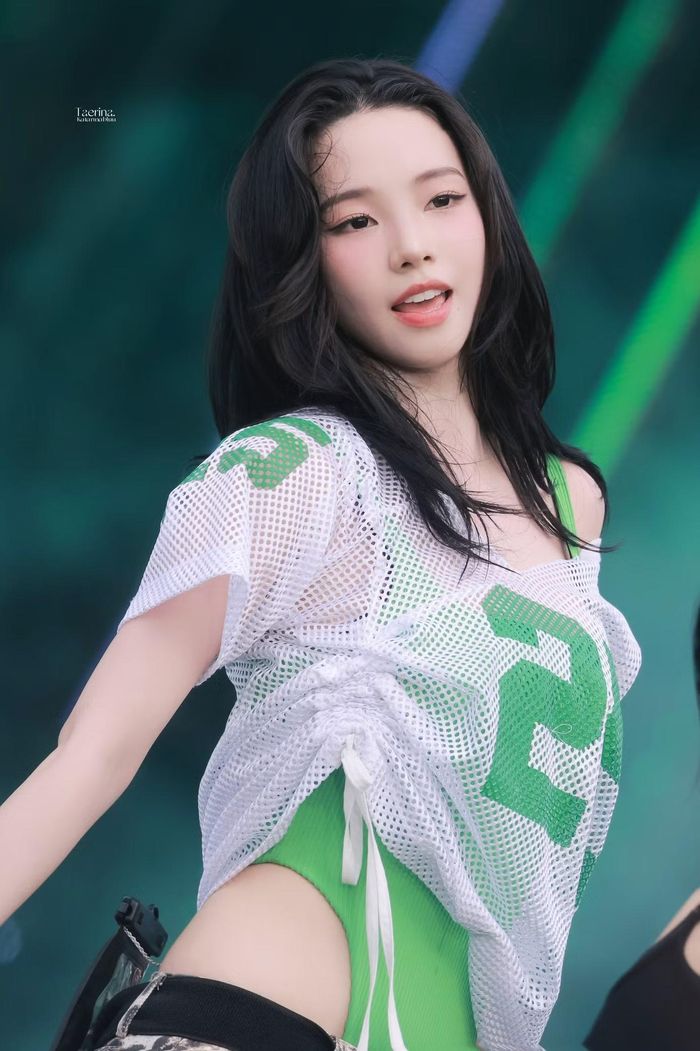  Không chỉ thu hút bởi ngoại hình, Karina làm chủ sân khấu với phong thái biểu diễn chuyên nghiệp. Nữ ca sĩ thực hiện vũ đạo gợi cảm, tương tác với khán giả trong suốt phần trình diễn. 