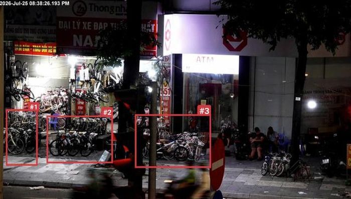 Trước số 551 Quang Trung, phường Dương Nội - sử dụng trái phép vỉa hè để bày bán hàng hóa.