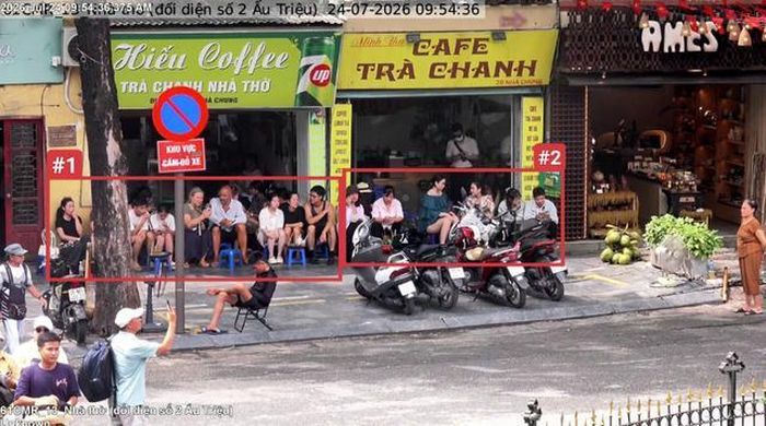 Trước số 2B Nhà Chung, phường Hoàn Kiếm - sử dụng trái phép vỉa hè để kinh doanh dịch vụ ăn uống.