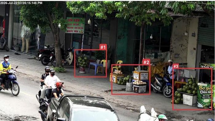 Trước số 156-158 La Dương, phường Dương Nội - sử dụng trái phép vỉa hè để bày bán hàng hóa.
