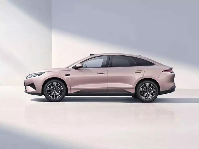 BYD Qin Max có kích thước ngang Toyota Camry