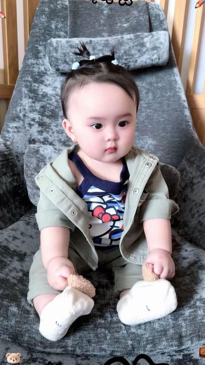 Mỗi lần xuất hiện trên trang cá nhân của NSƯT Vũ Luân, cô con gái nhỏ đều nhận được sự quan tâm từ người hâm mộ. Bé sở hữu gương mặt bầu bĩnh, đôi mắt sáng và nhiều biểu cảm dễ thương. Không ít khán giả để lại bình luận khen ngợi vẻ ngoài đáng yêu của cô bé cũng như bày tỏ sự ngưỡng mộ trước tình cảm gắn bó giữa hai cha con.