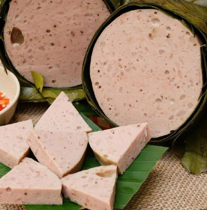 Giò lụa là món ăn không thể thiếu trên mâm cỗ cúng.