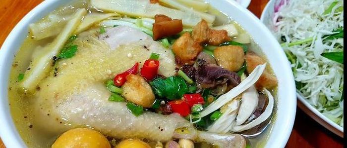 Sự kết hợp hòa quyện của miến măng gà tạo nên món canh ngon để làm cỗ cúng.