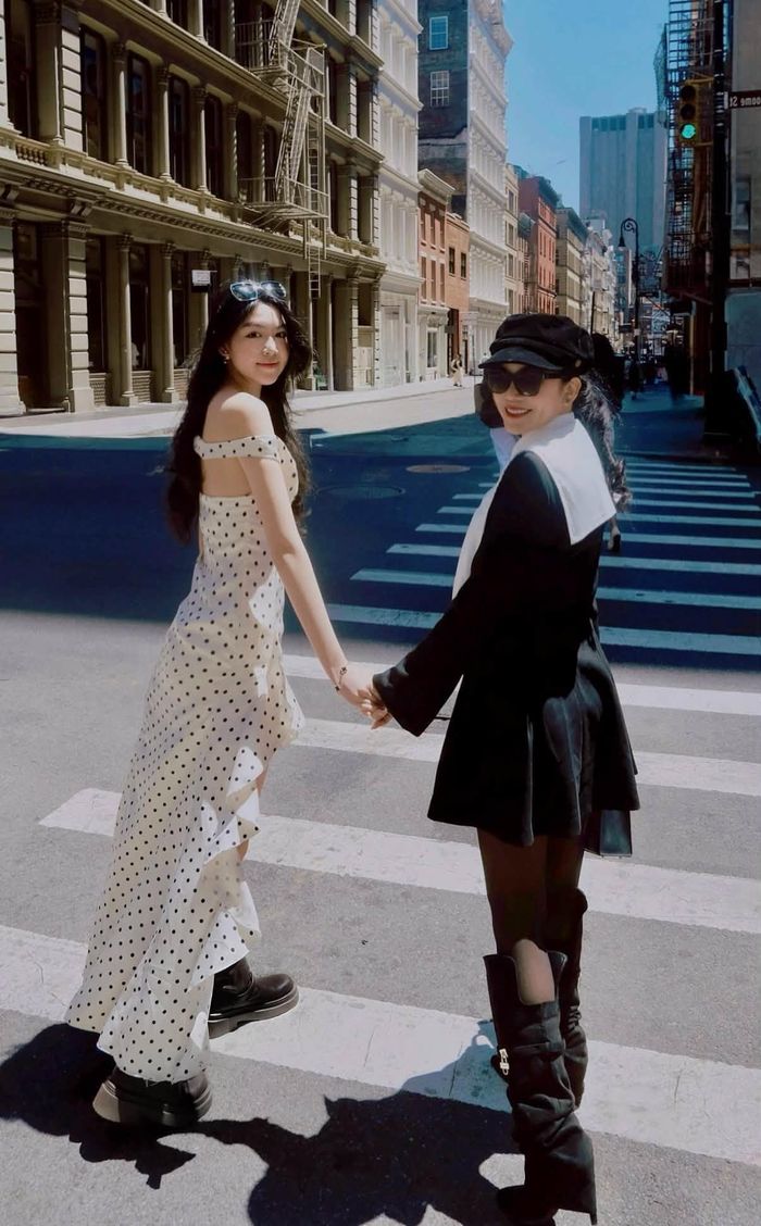 Lọ Lem và mẹ trên đường phố New York.