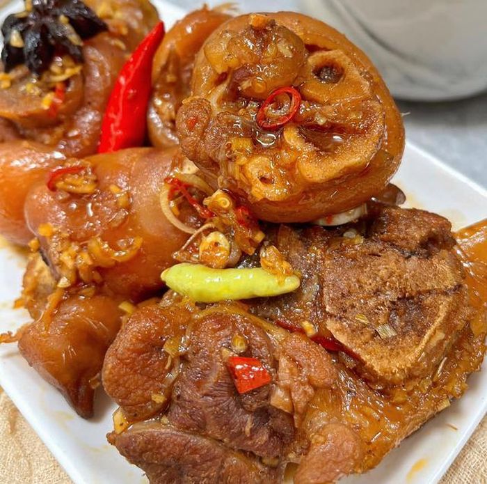 Món chân giò kho coca vừa có hương vị lạ miệng vừa màu sắc đẹp. Ảnh: Đan Vy