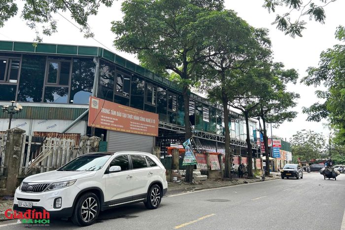 Các công trình được dựng bằng khung sắt, mái che kiên cố "mọc" trái phép tại số 181 Đình Thôn.