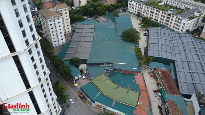 Ngay bên cạnh tổ hợp sân 181 Đình Thôn còn tồn tại một cụm sân pickleball khác với quy mô đồ sộ không kém, nối dài chuỗi vi phạm trên khu đất.