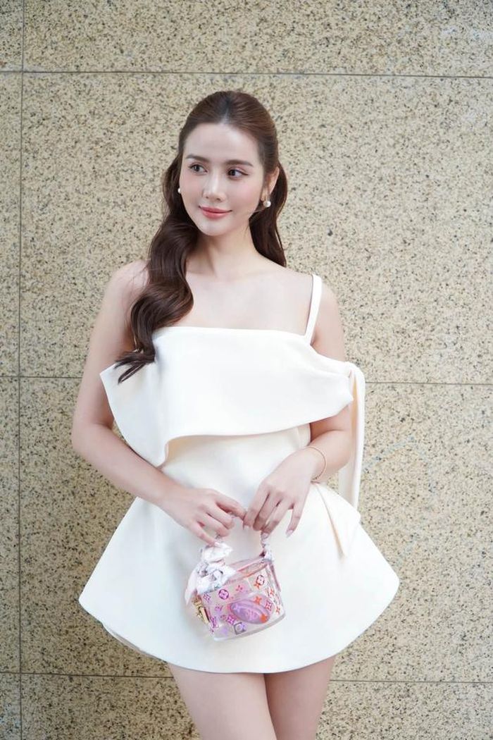 Huyền Lizzie thu hút sự chú ý khi chia sẻ loạt ảnh mới trên trang cá nhân. Nữ diễn viên lựa chọn phong cách nữ tính với lớp trang điểm nhẹ nhàng, tôn lên đường nét dịu dàng.
