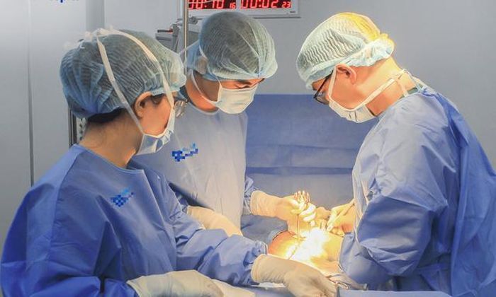 Các bác sĩ mổ lấy thai cho chị Thắm. Ảnh: BVCC