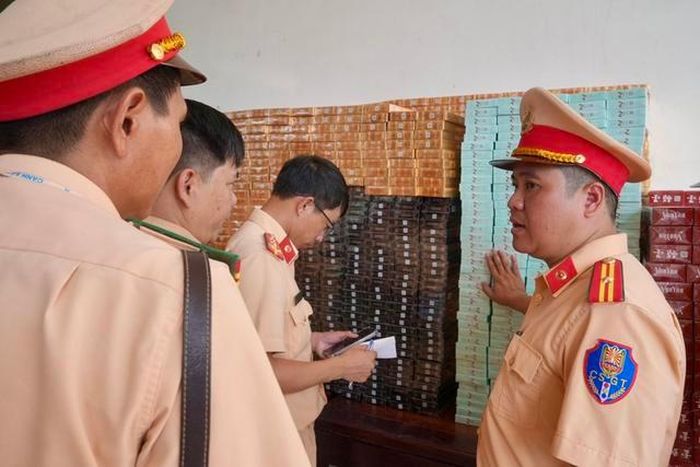 Lực lượng CSGT phát hiện hơn 27.000 bao thuốc lá có nguồn gốc từ nước ngoài. Ảnh: CACC.