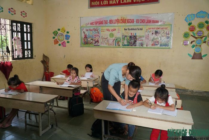 Học sinh tại một điểm trường vùng cao Nghệ An. Những khu vực có địa hình cách trở, giao thông khó khăn hoặc khoảng cách đến trường chính quá xa sẽ được ưu tiên giữ điểm trường để bảo đảm việc học của các em.