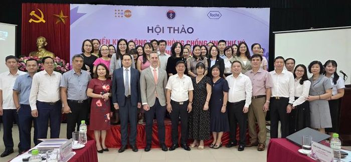 Các đại biểu tham dự hội thảo chụp ảnh lưu niệm.