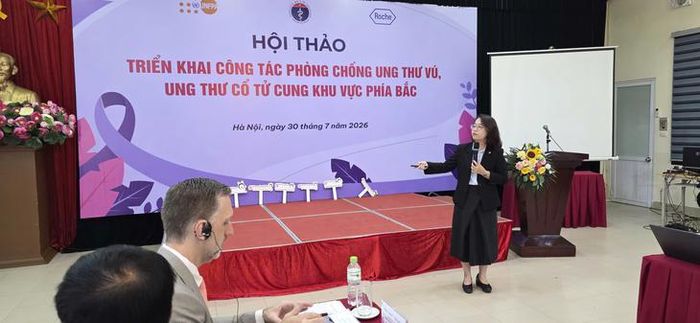 Đại diện Trường Đại học Y Dược Huế trình bày tham luận về phổ biến và triển khai Kế hoạch hành động quốc gia về phòng chống ung thư vú và ung thư cổ tử cung giai đoạn 2026-2035.