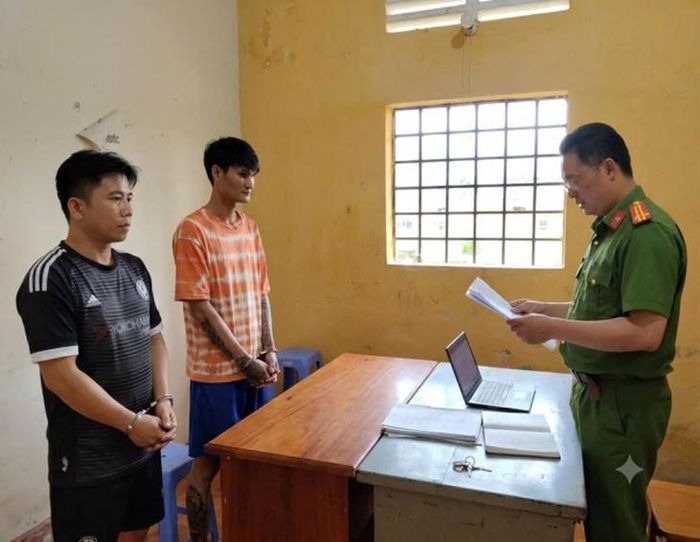 Công an tỉnh Cà Mau tạm giữ khẩn cấp đối tượng Trương Văn Tùng và Nguyễn Văn Do về hành vi cướp giật tài sản. Ảnh: Công an tỉnh Cà Mau